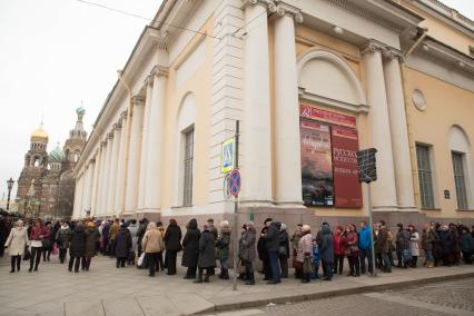 Санкт-Петербург. Очередь на выставку `Иван Айвазовский. К 200-летию со дня рождения` в Русский музей на набережной канала Грибоедова.