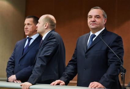 Москва. Вице-премьер РФ, полномочный представитель президента РФ в Дальневосточном федеральном округе Юрий Трутнев, министр РФ по развитию Дальнего Востока Александр Галушка и глава МЧС РФ Владимир Пучков (слева направо) на пленарном заседании Государственной думы РФ.