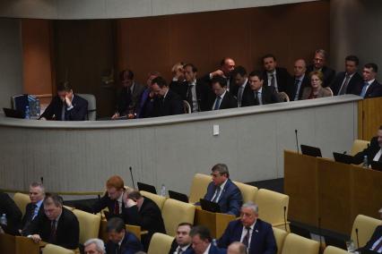 Москва. Министр РФ Михаил Абызов, министр образования и науки РФ Ольга Васильева, министр природных ресурсов и экологии РФ Сергей Донской, министр спорта РФ Павел Колобков, министр промышленности и торговли РФ Денис Мантуров, министр культуры РФ Владимир Мединский, министр строительства и жилищно-коммунального хозяйства РФ Михаил Мень, министр связи и массовых коммуникаций РФ Николай Никифоров, министр энергетики РФ Александр Новак и министр экономического развития РФ Максим Орешкин, министр финансов РФ Антон Силуанов, министр здравоохранения РФ Вероника Скворцова, министр сельского хозяйства РФ Александр Ткачев, министр транспорта РФ Максим Соколов и министр труда и социальной защиты РФ Максим Топилин (на балконе) на пленарном заседании Государственной думы РФ.