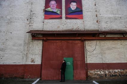 Украина, Донецкая область, Ясиноватое. Портреты погибших в ополчении рабочих  над входом на Машиностроительный завод.