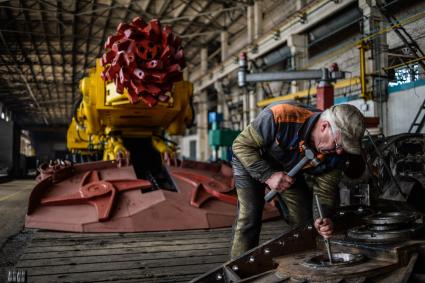 Украина, Донецкая область, Ясиноватое. Рабочий в производственном цехе Машиностроительного завода.