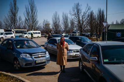 Украина, Донецкая область , Горловка. Машины на пограничном переходе из ДНР на Украину в районе   Горловка - Майорск.