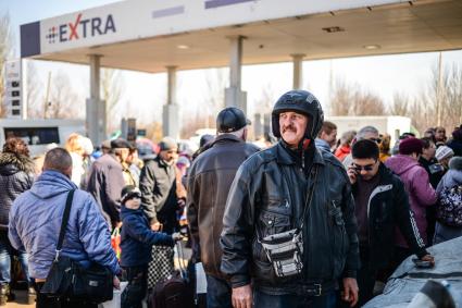 Украина, Донецкая область , Горловка. Люди на пограничном переход из ДНР на Украину в районе   Горловка - Майорск.