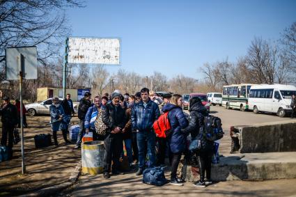 Украина, Донецкая область , Горловка. Люди на пограничном переходе из ДНР на Украину в районе   Горловка - Майорск.