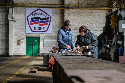 Украина, Донецкая область, Ясиноватое. Работники в производственном цехе Машиностроительного завода.