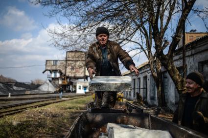 Украина, Донецкая область, Макеевка .  Рабочие грузят вагонетки на  территории  шахты  ` Калиновская-Восточная`.