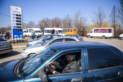 Украина, Донецкая область , Горловка. Машины на пограничном переходе из ДНР на Украину в районе   Горловка - Майорск.