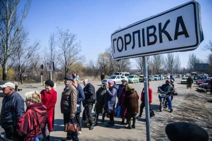 Украина, Донецкая область , Горловка. Люди на пограничном переходе из ДНР на Украину в районе   Горловка - Майорск.