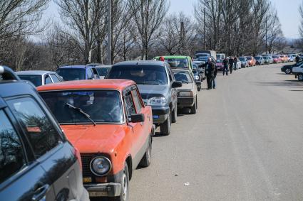 Украина, Донецкая область , Горловка. Машины  на пограничном переходе из ДНР на Украину в районе   Горловка - Майорск.