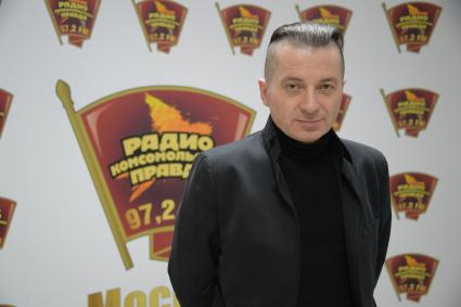 Москва. Музыкант, вокалист группы `Агата Кристи` Вадим Самойлов на радиостанции `Комсомольская правда`.