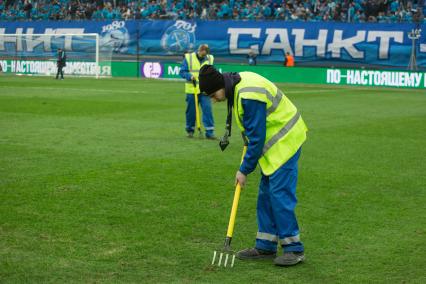 Санкт-Петербург.  Уборка газона в перерыве матча чемпионата России  по футболу между командами `Зенит` (Санкт-Петербург) и `Урал` (Екатеринбург) на стадионе `Санкт-Петербург - Арена`.