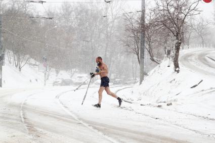 Нижний Новгород. Мужчина занимается бегом во время снегопада.