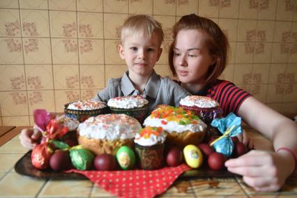 Москва.  Женщина и мальчик  с пасхальным угощением.