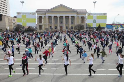 Ставрополь. Во всемирный День здоровья в городе на центральной площади прошла общегородская зарядка школьников.