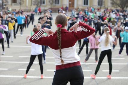 Ставрополь. Во всемирный День здоровья в городе на центральной площади прошла общегородская зарядка школьников.