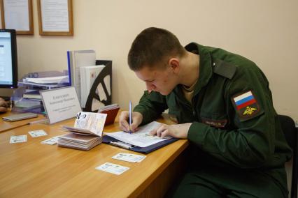 Санкт-Петербург. Призывник в городском сборном пункте.
