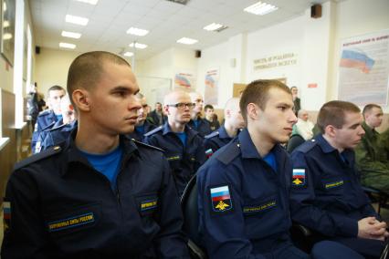 Санкт-Петербург.  Призывники в городском сборном пункте.