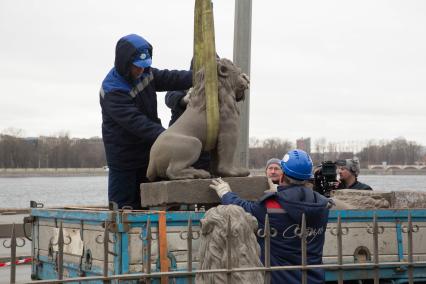 Санкт-Петербург. Демонтаж скульптур львов в рамках реставрации ограды дачи Кушелевых-Безбородко на Свердловской набережной.