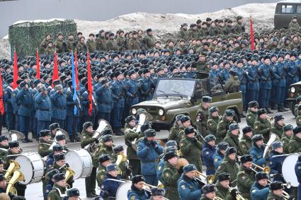 Московская область, Алабино. Участники пеших колонн парадного расчета войск на репетиции военного парада, посвященного  72-й годовщине Победы в Великой Отечественной войне.