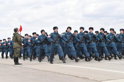 Московская область, Алабино. Участники пеших колонн парадного расчета войск на репетиции военного парада, посвященного  72-й годовщине Победы в Великой Отечественной войне.