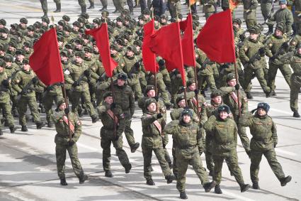 Московская область, Алабино. Участники пеших колонн парадного расчета войск на репетиции военного парада, посвященного  72-й годовщине Победы в Великой Отечественной войне.