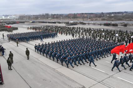 Московская область, Алабино. Участники пеших колонн парадного расчета войск на репетиции военного парада, посвященного  72-й годовщине Победы в Великой Отечественной войне.