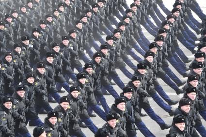 Московская область, Алабино. Участники пеших колонн парадного расчета войск на репетиции военного парада, посвященного  72-й годовщине Победы в Великой Отечественной войне.