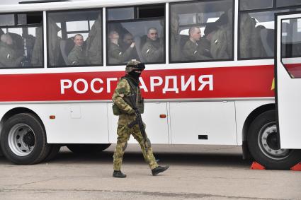 Московская область, Алабино. Автобус с военнослужащими Росгвардии перед  репетицией  военного парада, посвященного  72-й годовщине Победы в Великой Отечественной войне.