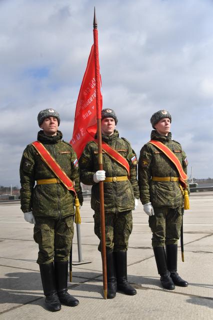 Московская область, Алабино.  Знаменосцы  Преображенского полка  на репетиции военного парада, посвященного  72-й годовщине Победы в Великой Отечественной войне.