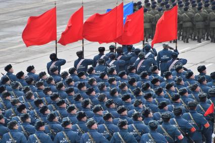 Московская область, Алабино. Участники пеших колонн парадного расчета войск на репетиции военного парада, посвященного  72-й годовщине Победы в Великой Отечественной войне.