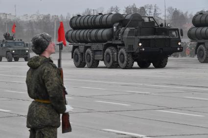 Московская область, Алабино.  Зенитный ракетный комплекс С-400  во время  репетиции военного парада, посвященного  72-й годовщине Победы в Великой Отечественной войне.