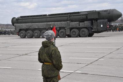 Московская область, Алабино. Ракетный комплекс `Ярс` во время репетиции военного парада, посвященного 72-й годовщине Победы в Великой Отечественной войне.