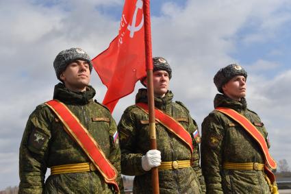 Московская область, Алабино.  Знаменосцы Преображенского полка  на репетиции военного парада, посвященного  72-й годовщине Победы в Великой Отечественной войне.