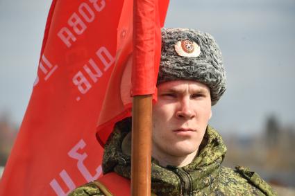 Московская область, Алабино.  Знаменосцы Преображенского полка  на репетиции военного парада, посвященного  72-й годовщине Победы в Великой Отечественной войне.