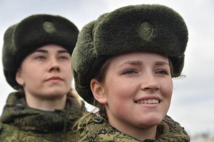 Московская область, Алабино. Участницы  пеших колонн парадного расчета войск на репетиции военного парада, посвященного  72-й годовщине Победы в Великой Отечественной войне.