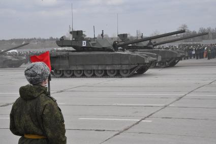 Московская область, Алабино. Танк Т-14 `Армата`  во время  репетиции военного парада, посвященного  72-й годовщине Победы в Великой Отечественной войне.