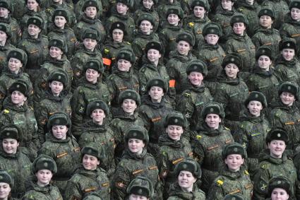 Московская область, Алабино. Участники пеших колонн парадного расчета войск на репетиции военного парада, посвященного 72-й годовщине Победы в Великой Отечественной войне.
