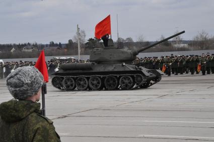 Московская область, Алабино. Танк Т-34-85  во время  репетиции военного парада, посвященного  72-й годовщине Победы в Великой Отечественной войне.