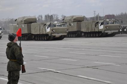 Московская область, Алабино.  Зенитно-ракетный  комплекс `Тор-М2` на базе вездехода ДТ-30 во время  репетиции военного парада, посвященного  72-й годовщине Победы в Великой Отечественной войне.