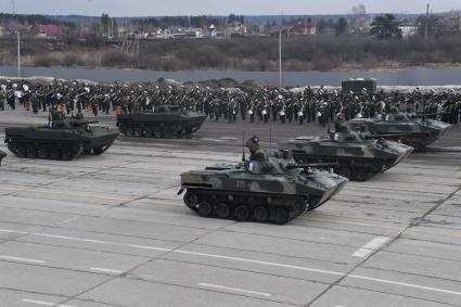 Московская область, Алабино.  БДМ-4  во время  репетиции военного парада, посвященного  72-й годовщине Победы в Великой Отечественной войне.