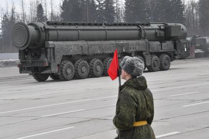 Московская область, Алабино.  Ракетный комплекс `Ярс`    во время  репетиции военного парада, посвященного  72-й годовщине Победы в Великой Отечественной войне.