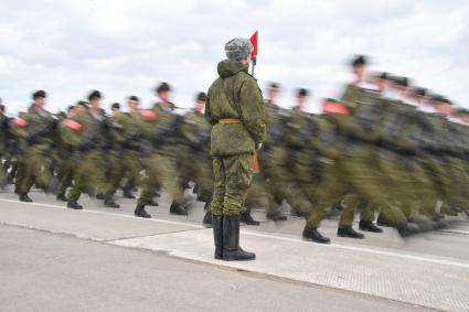 Московская область, Алабино. Участники пеших колонн парадного расчета войск на репетиции военного парада, посвященного  72-й годовщине Победы в Великой Отечественной войне.