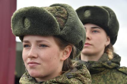 Московская область, Алабино. Участницы  пеших колонн парадного расчета войск на репетиции военного парада, посвященного  72-й годовщине Победы в Великой Отечественной войне.