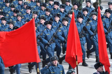 Московская область, Алабино. Участники пеших колонн парадного расчета войск на репетиции военного парада, посвященного  72-й годовщине Победы в Великой Отечественной войне.