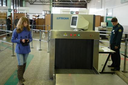 Ленинградская область. Сотрудник таможенной службы РФ на контрольно-пропускном пункте `Торфяновка` российско-финляндской границы.