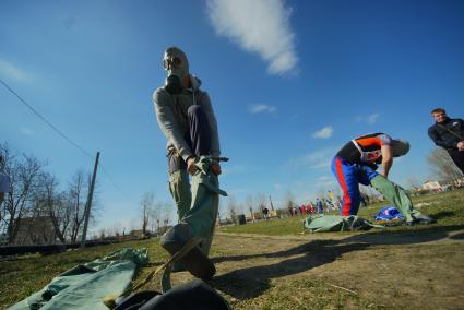 Екатеринбург. Участники финала областного этапа Международных армейских игр АрМИ-2017 одавают ОЗК (общевойсковой защитный костюм) на время