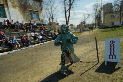 Екатеринбург. Участник финала областного этапа Международных армейских игр АрМИ-2017 бежит в ОЗК (общевойсковой защитный костюм) и противогазе во время сореваний