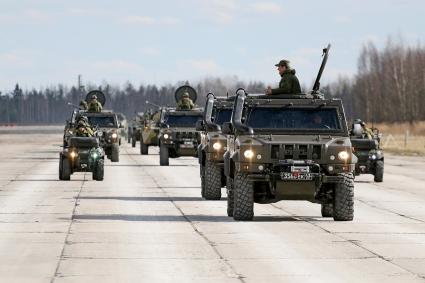 Псков. Бронеавтомобили `Рысь` на репетиции парада, посвященного 72-й годовщине Победы в Великой Отечественной войне.