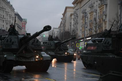 Москва.  Самоходные артиллерийские установки  `Мста-С` во время проезда военной техники по Тверской улице перед репетицией парада на Красной площади, посвященного 72-й годовщине Победы в Великой Отечественной войне.