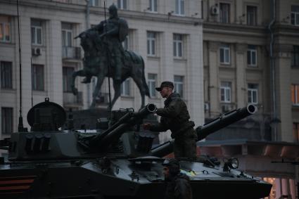 Москва. Боевая гусеничная плавающая машина БМД-4М  во время проезда военной техники по Тверской улице перед репетицией парада на Красной площади, посвященного 72-й годовщине Победы в Великой Отечественной войне.